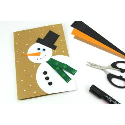 Dans cette activité manuelle sur le thème de Noël, découvrez comment réaliser facilement une carte bonhomme de neige !Avec du papier les enfants vont donc allier découpage et collage pour fabrique