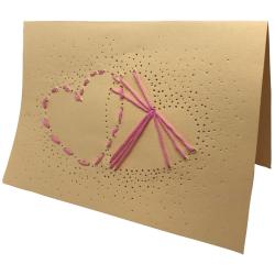 Cette jolie carte de saint valentin piquée avec des coeurs sera parfaite pour etre offerte avec beaucoup d'amour. Il suffira d'ajouter un joli mot à l'intérieur avant de l'offrir à son amoureux ou son