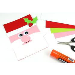 Dans cette activité manuelle sur le thème de Noël, découvrez comment réaliser facilement une carte père Noël !Simplement avec du papier, les enfants vont donc allier découpage et collage pour fabrique