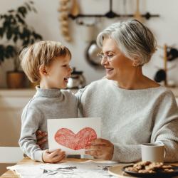 Voici des idées pour fabriquer une carte de fête des grands-mères avec les enfants. Toutes les grands-mères seront ravies de recevoir une jolie carte faite avec amour. Cela permet de montrer que l'on