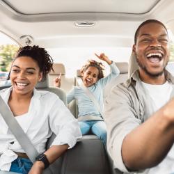 Retrouvez un tas de chansons à chanter en voiture pour partir en vacances avec les enfants ! Les comptines sont un bon moyen de faire patienter les enfants pendant le voyage. Voici donc une sélection 