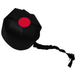Ce bricolage en carton s'inspire du chapeau des coolis chinois. Il suffit de s'habiller tout en noir avec une grande chemise (ou un tee-shirt) et un pantalon noir. n'oubliez pas les chaussettes blanch