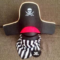 Chapeau de pirate à fabriquer en DIY pour Halloween ou pour une fete sur le theme des enfants. Ce chapeau est facile à réaliser et votre enfant pourra l'utiliser avec un costume de pirate pour un meil