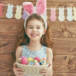 La chasse aux œufs de Pâques est une tradition en France comme dans de nombreux pays du monde que les enfants adorent ! Retrouvez nos conseils pour organiser la vôtre, nos idées de DIY de Pâques pour
