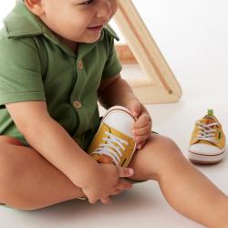 Les chaussures souples sont-elles idéales pour les premiers pas de bébé ? Découvrez pourquoi et comment bien les choisir.
