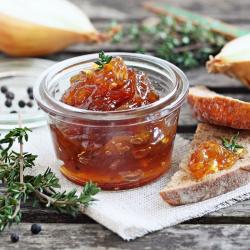 le chutney aux oignons est le plus simple et le plus passe partout des chutney, cette préparation entre la marmelade et la confiture sucrée salée. Vous trouverez de nombreuses raison d'utiliser le chu