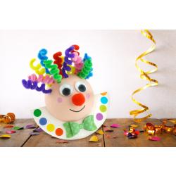 Dans cette nouvelle activité pour les enfants sur le thème du Carnaval nous allons vous montrer comment fabriquer un clown à bascule rigolo en utilisant une petite assiette en carton, une demi-boule e