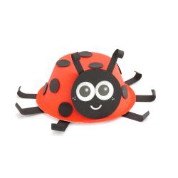 Une activité amusante et printanière pour fabriquer une adorable coccinelle avec un bol en carton, de la peinture et du papier noir. Parfaite pour découvrir les insectes du jardin et développer la mot