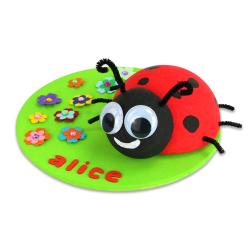 Vos enfants vont s'amuser à fabriquer cette adorable coccinelle dans un jardin.Ils pourront y ajouter pleins de petits accessoires et même leur prénom. Une activité pour les plus petits,
