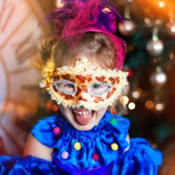 Attache pour masque à imprimer.Les masques en papier, les masques imprimés c'est bien, mais pouvoir les attacher et les porter sur la tête c'est encore mieux ! Cette page vous propose une série d'atta