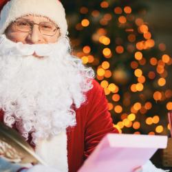 Vous n'y croyez peut-être pas, et pourtant, il est tout à fait possible d'envoyer une lettre au Père Noël. Et encore plus incroyable, ce d...