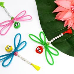 Une activité de printemps qui vous permettra de créer une  jolie libellule en perles et chenilles. Elles sont vraiment jolies avec toutes leurs couleurs et leurs petits yeux mobiles ! Les enfants ador