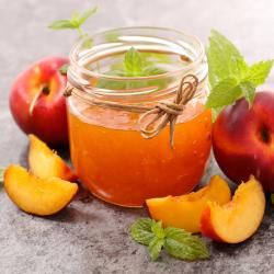 La confiture d'abricot faite maison n'a vraiment rien à voir avec celle qu'on achète dans le commerce, essayez une fois et vous serez convaincu ! Contrairement à l'idée reçue, préparer une