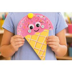 Cornet de glace avec une assiette en carton