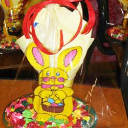 Bricolage expliqué et illustré de photos pour réaliser un lapin de Pâques garnis de chocolats.