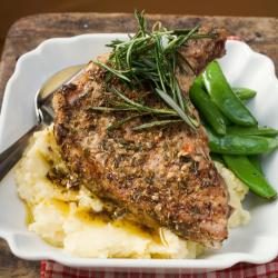 Une recette toute simple de mon enfance. Les côtes de porc sont cuisinées au vin blanc et cuites au four. La préparation terminée, les côtes de porc cuisent toutes seules ! Recette illustrée