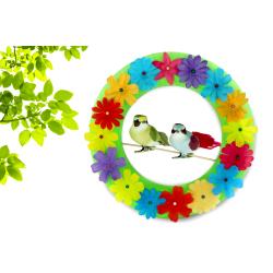 Retrouvez Le tuto pour fabriquer une couronne de printemps avec les maternelles  et proposez une activité facile et rapide aux enfants.