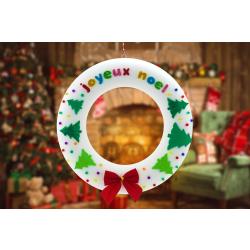 Dans cette nouvelle activité facile de Noël, nous allons fabriquer une décoration murale en décorant une jolie couronne ! Pour cela, les enfants utiliseront des stickers et des épingles colorées en pl