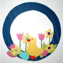 Fabrique une couronne de printemps. Une idée pour fabriquer une jolie couronne pour acceuilir le printemps. Cette couronne printanière est en carton et papier cartonné, elle peut être uilisée comme co