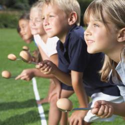 Course a l'oeuf : Chaque enfant pose un oeuf dans une cuillère avant de prendre le départ de la course. Retrouver les règles du jeu de la course à l'oeuf pour animer les jeux de plein air et les fêtes