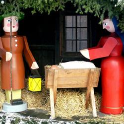 Idées de réalisation de crèches de Noël à faire avec les enfants. Les bricolages proposés sont faciles à faire, il suffit de suivre les instructions de la fiche et de s'aider des visuels.
