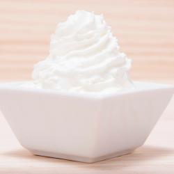 Cette recette inratable de creme chantilly sera parfaite pour tous vos desserts. Dans un milkshake, sur un gateau, avec des fruits. C'est une recette simple et inratable faite avec un robot qui regale