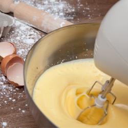 La crème pâtissière est une crème facile à faire et pratiquement inratable. Une simple crème pâtissière vous permettra de sublimer vos desserts en un tour de main et de réaliser des desserts un peu pl