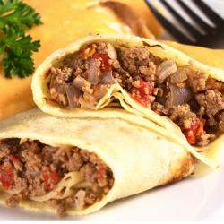 Recette de crêpes salées à la sauce bolognaise et au fromage. Une idée pour changer des crêpes classiques. Cette recette est généralement plébiscitée par les