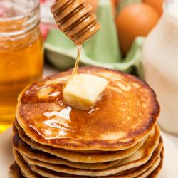 Recette de crêpes au fromage blanc et au miel liquide. une recette délicieuse à faire en famille