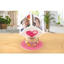Retrouvez le tuto pour personnaliser votre cube photo et offrir un cadeau plein d'amour à vos proches.