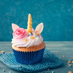 Un cupcake licorne facile à faire ! Les cupcakes sont toujours très séduisants et appétissants avec leur garniture à base de crème, de beurre ou de cheese cream, mais avouons-le nous n'avons pas toujo