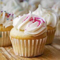 Voici une recette de cupcake délicatement parfumés au zest et au jus de citron. La crème elle-même est parfumée au zest de citron. Dans ce gâteau, le zest de citron se marie parfaitement avec la fraîc