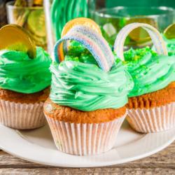 Voici une délicieuse et très jolie recette de cupcake de la St Patrick avec son arc-en-ciel en bonbons. Miam !
