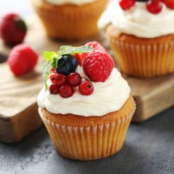 Il existe de nombreuses variétés de cupcakes américains, mais dans cette recette la garniture du cupcake américain est un classique de la pâtisserie américaine à base de cream cheese. Cette garniture 