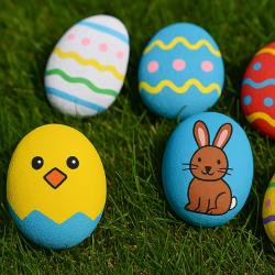 Peindre des galets de Pâques : une activité créative et ludique pour les enfants