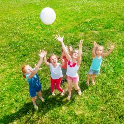 Dauphin Dauphine est un jeu pour enfant qui mêle à la fois rapidité et adresse. Rapide pour attraper le ballon ou s'échapper, et adroit(e) pour bien viser. Un jeu de plein air que l'on retrouve dans l