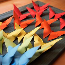 Les origamis sont si beaux que nous avons envie d'en faire de véritables objets de décoration. Choisissez le modèle en origami qui vous plaît et faîtes-en une guilande, un cadre, un mobile ou même un 