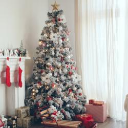 Les enfants seront ravis de préparer les décorations de Noël pour la maison : des décorations à suspendre, à poser, des sapins de Noël à fabriquer et encore plein d'autres idées pour tout décorer dans