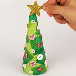 Plus de 200 idées de décorations pour Noël, sapin, table, père noël, anges, boules, lutins ... Les enfants adorent préparer Noël , les décorations expliquée et illustrées sont faciles à réaliser.
