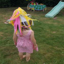 Activité de bricolage enfants pour réaliser des chapeaux arc-en-ciel