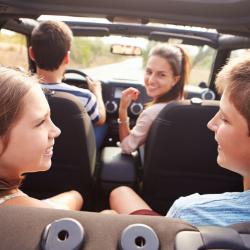 Jeu sur le nom des villes. A partir d’une lettre, les enfants enchainent les noms de villes de tous les pays du monde. Le jeu permet d’apprendre le nom des villes et d’apprendre à les écrire puisqu&r