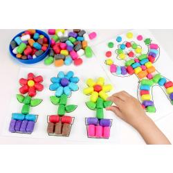 Découvrez une activité simple et amusante à faire avec les enfants dès l'âge de 3 ans ! Grâce à des cartes assorties marquées de zones à décorer les enfants vont pouvoir créer de sublimes