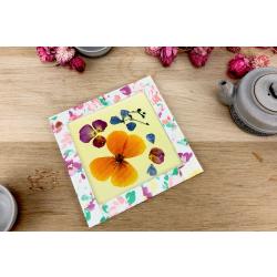 Faites sécher les fleurs du jardin pour réaliser ce joli dessous de plat estival et poétique ! Une bonne occasion de garder un souvenir de vos ballades dans la nature .