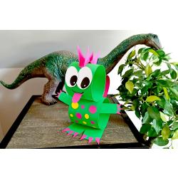 Lors de ce bricolage les enfants apprendront à fabriquer un dinosaure rigolo en utilisant simplement quelques feuilles de papier, une paire de ciseaux et un tube de colle !