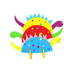 Dans cette nouvelle activité manuelle, vous allez découvrir comment fabriquer des dinosaures colorés avec des assiettes en carton. Peinture, découpage et collage sont au programme de ce bricol