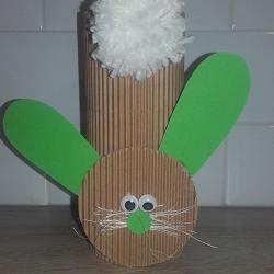 Un tuto pour apprendre à fabriquer avec les enfants un lapin en rouleau et pompon