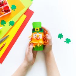 Retrouvez un nouveau DIY pour apprendre à fabriquer un leprechaun en rouleau de papier toilette