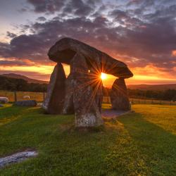 dolmen - mot du glossaire Tête à modeler. Définition et activités associées au mot dolmen.