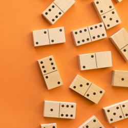 domino - mot du glossaire Tête à modeler. Définition et activités associées au mot domino.