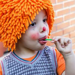 Ah le Carnaval ! Quel bonheur de retrouver les bals, les parades et les goûters sucrés. Chaque année, c'est un véritable bonheur de se déguiser et se maquiller pour l'occasion. Mais d'où vient cette f